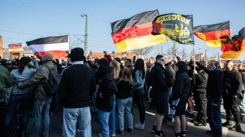 Manifestação neonazista em Berlim é cercada por antifas e impedida de seguir