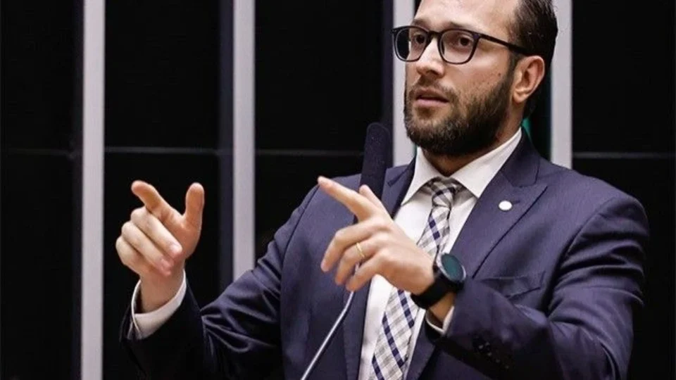 Bolsonarista Filipe Barros assume Comissão na Câmara no lugar de Eduardo Bolsonaro