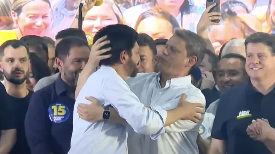 Justiça absolve Tarcísio por dizer sem provas que PCC orientou voto em Boulos
