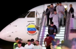 Familiares pedem justiça para venezuelanos deportados e relatam prisão nos EUA