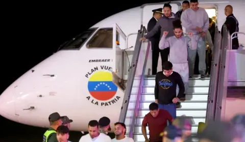 Familiares pedem justiça para venezuelanos deportados e relatam prisão nos EUA