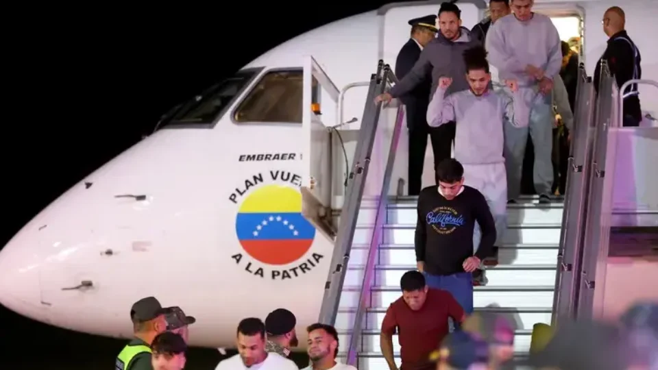 Familiares pedem justiça para venezuelanos deportados e relatam prisão nos EUA
