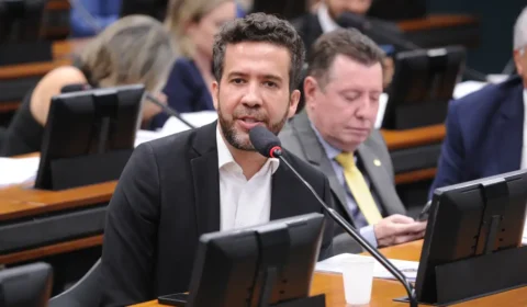 Fux homologa acordo de Janones para encerrar investigação sobre ‘rachadinha’