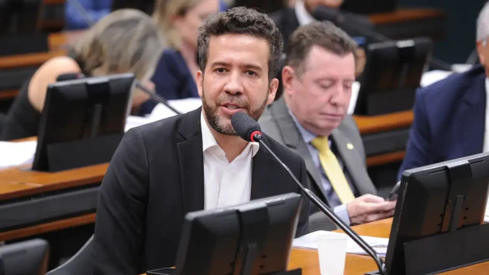 Fux homologa acordo de Janones para encerrar investigação sobre ‘rachadinha’