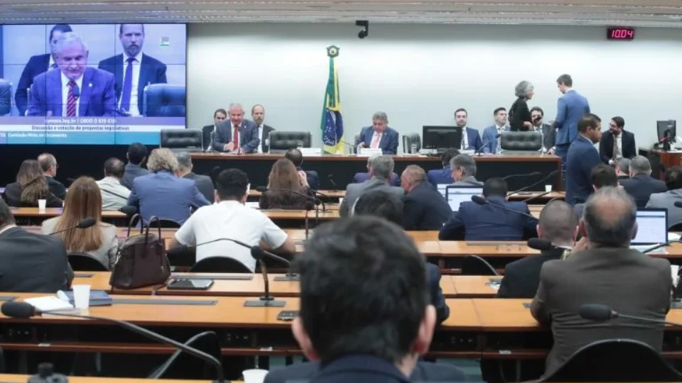 Comissão aprova Orçamento de 2025; texto agora vai para votação no Congresso
