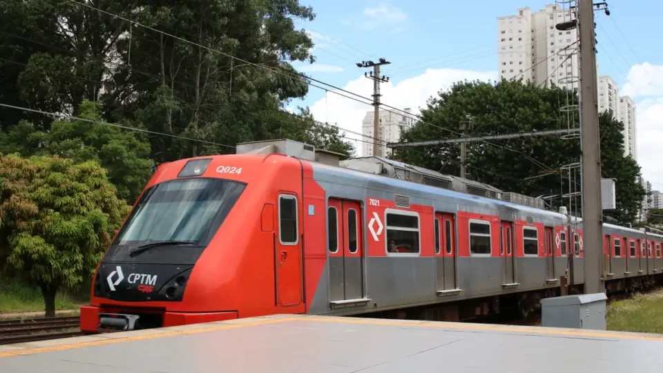 Ferroviários decidem suspender greve de linhas da CPTM