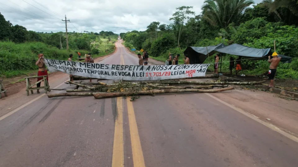 Caminhoneiros atacam indígenas que ocupam Transamazônica contra o Marco Temporal