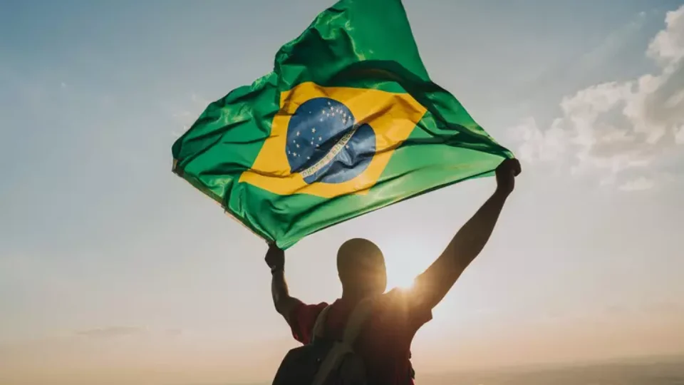 Brasil sobe 8 posições no ranking de felicidade mundial da ONU em 2025
