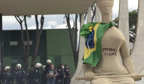 Direitos, deveres, crimes e batom