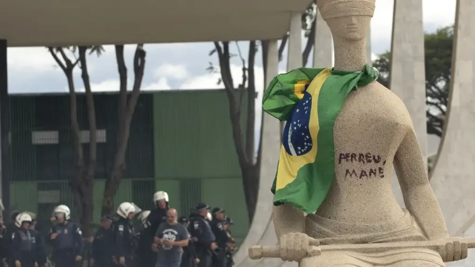 Direitos, deveres, crimes e batom