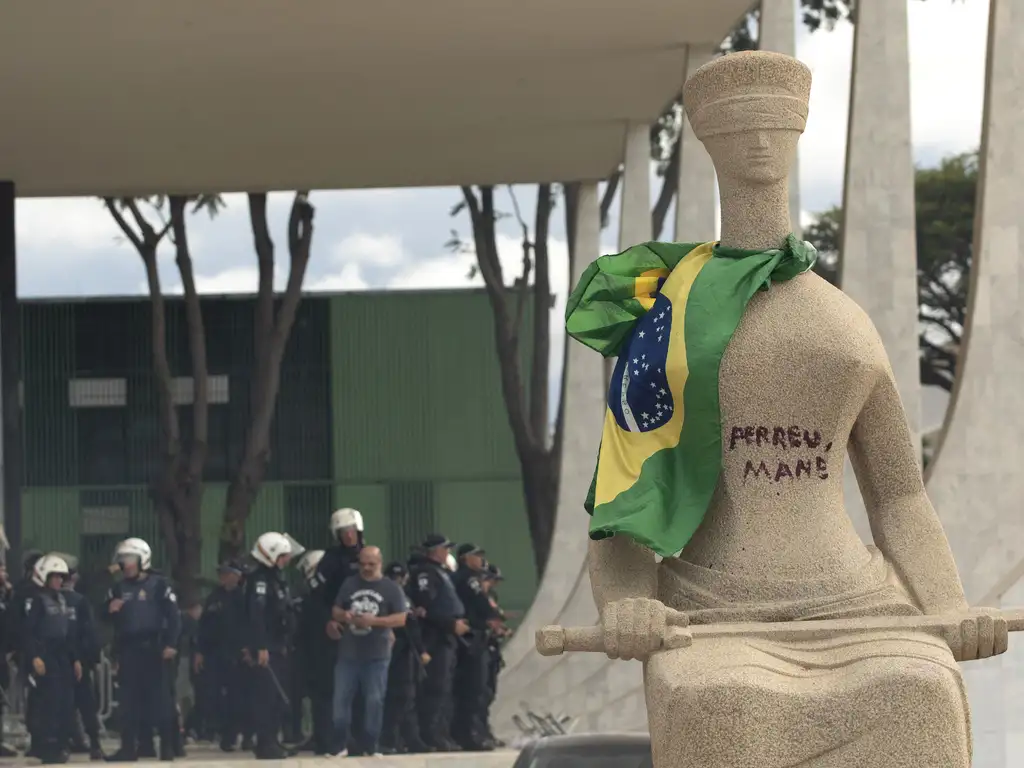 Direitos, deveres, crimes e batom