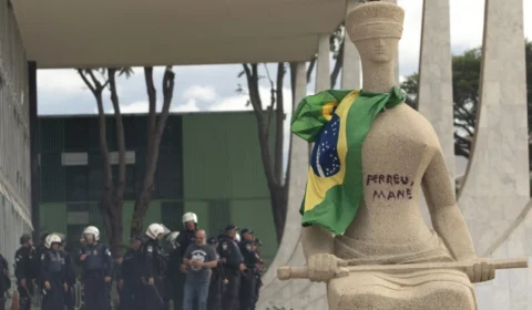 Moraes vota por 14 anos de prisão a mulher que pichou ‘perdeu, mané’ na estátua da Justiça
