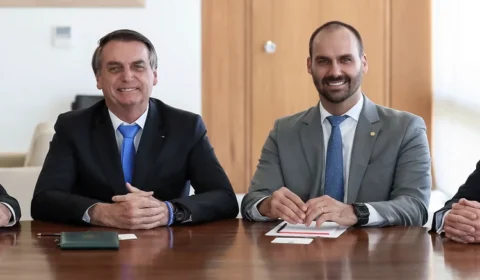 ‘VTNC seu ingrato do caralho!’: mensagens expõem desrespeito entre Bolsonaro e Eduardo