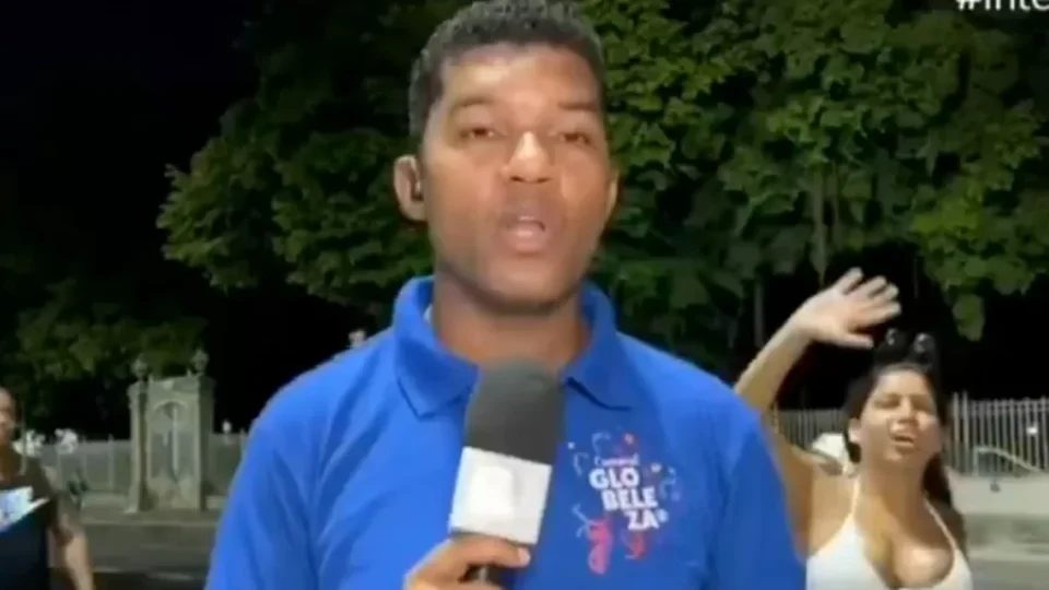 Repórter de afiliada da Globo tem celular furtado ao vivo no Rio de Janeiro