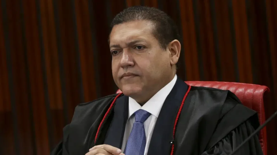 Ministro Nunes Marques interrompe julgamento de Carla Zambelli