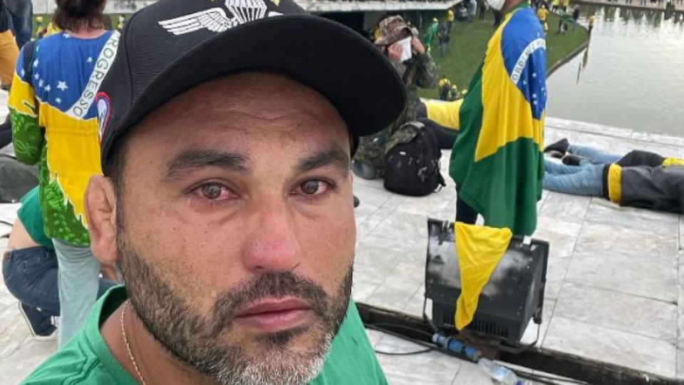 Léo Índio, sobrinho de Bolsonaro, foge para a Argentina e reclama de demora para anistia