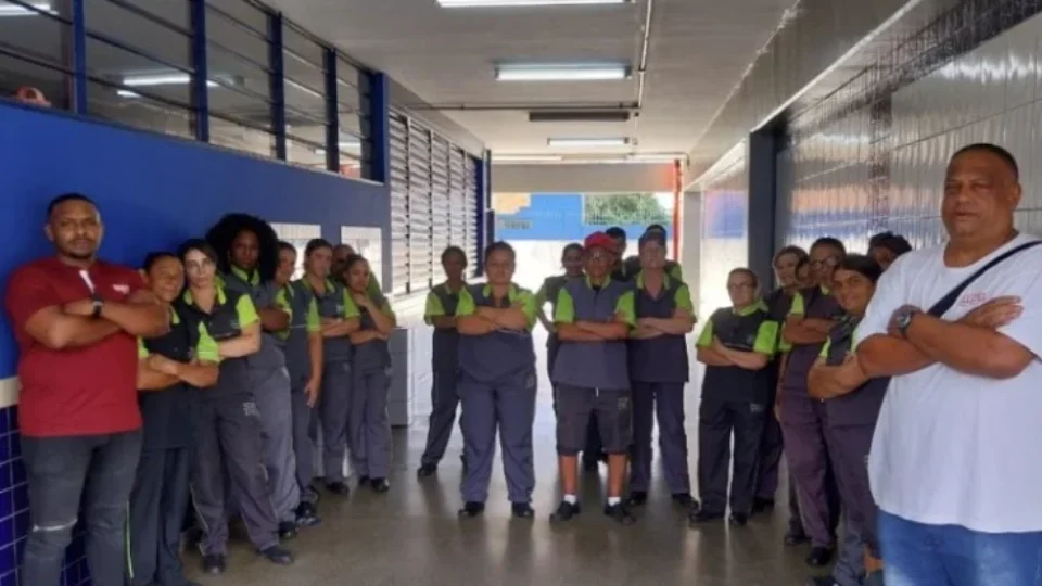 Funcionárias de limpeza de escolas de SP denunciam atraso do FGTS e benefícios