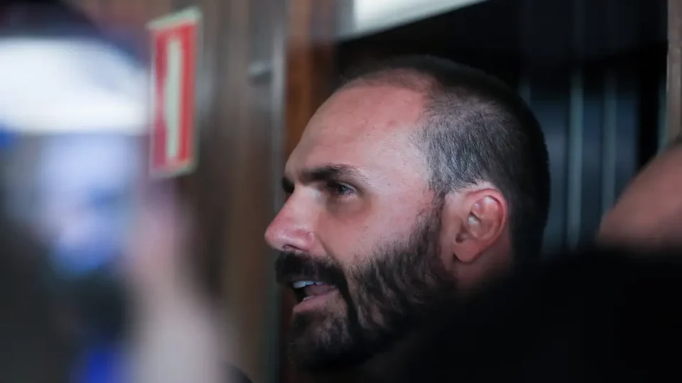 Moraes nega apreensão do passaporte de Eduardo Bolsonaro