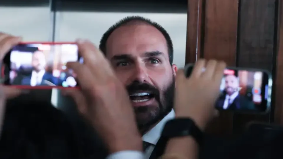 Eduardo Bolsonaro cogita pedir asilo nos EUA e diz não haver mais armas no Brasil contra Moraes