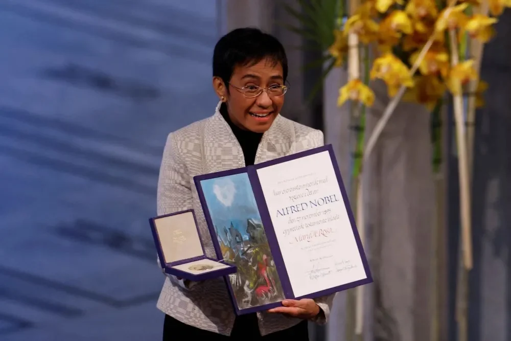 Maria Ressa com seu Nobel da Paz na premiação de Oslo, Noruega. (Foto: Andersen/AFP via Getty Images)
