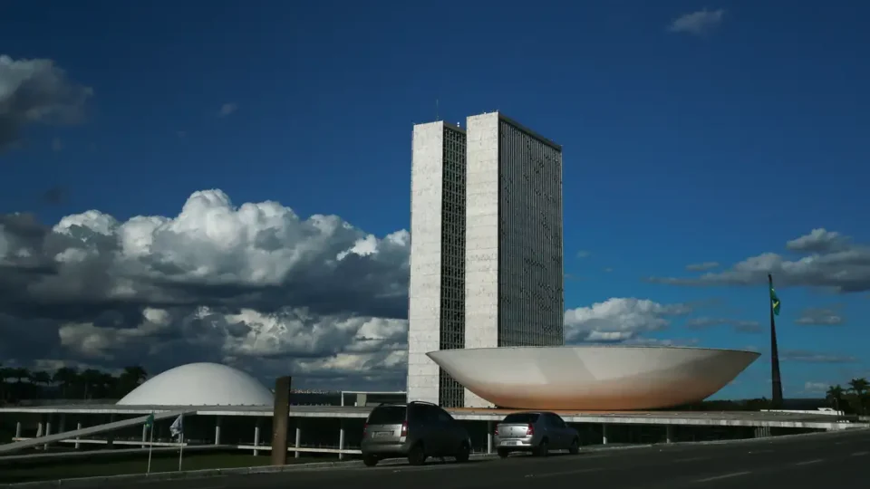 Câmara aprova convite a diplomata dos EUA e audiência sobre tarifaço