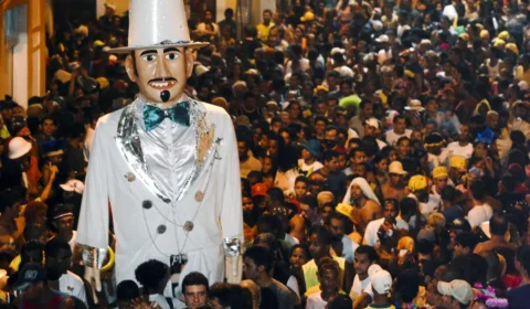 Frevo e axé agitam foliões nesta tarde no carnaval do Nordeste