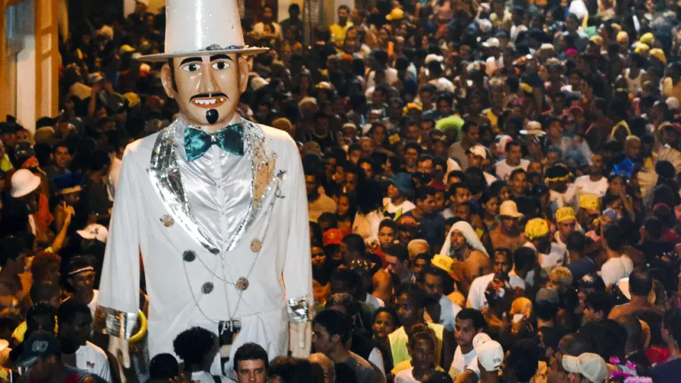 Frevo e axé agitam foliões nesta tarde no carnaval do Nordeste