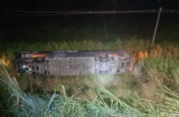 Ônibus com 45 passageiros cai em ribanceira na Dutra, e uma pessoa morre