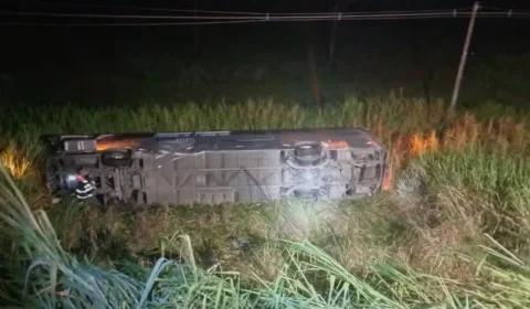 Ônibus com 45 passageiros cai em ribanceira na Dutra, e uma pessoa morre