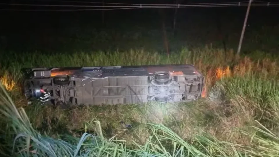 Ônibus com 45 passageiros cai em ribanceira na Dutra, e uma pessoa morre