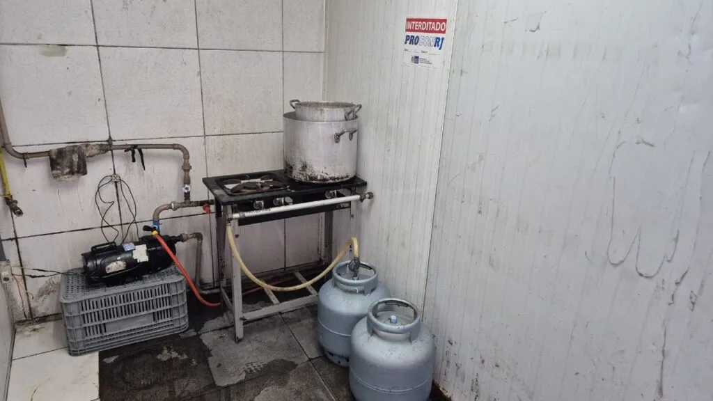 Fábrica de sorvetes é interditada após clientes encontrarem uma barata no picolé. Imagem mostra o estado de conservação da unidade.