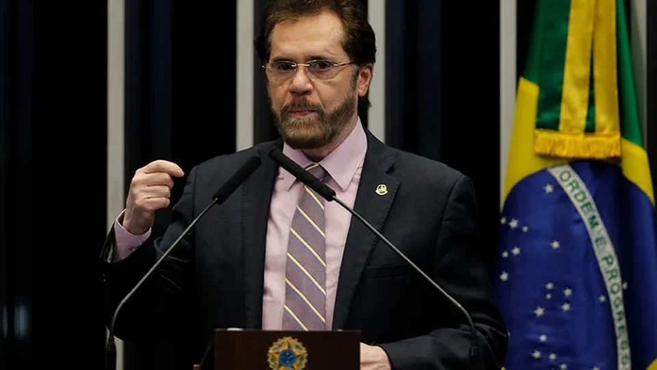 Senador que falou em enforcar Marina reclama de bronca de Alcolumbre e não se desculpa