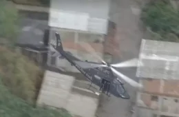 Piloto de helicóptero da Polícia Civil é baleado na cabeça em operação na Vila Aliança