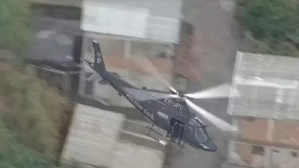 Piloto de helicóptero da Polícia Civil é baleado na cabeça em operação na Vila Aliança