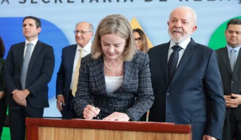 Em referência a Gleisi, Lula diz a Motta e Alcolumbre que colocou ‘mulher bonita’ para se aproximar
