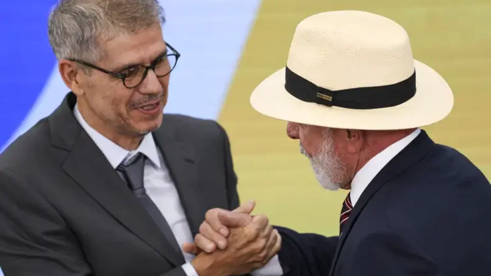 Sidônio cria slogan, cobra comunicação e fala que precisa ganhar 2025 para Lula