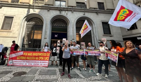 Às vésperas de greve, ferroviários protestam contra privatização da CPTM