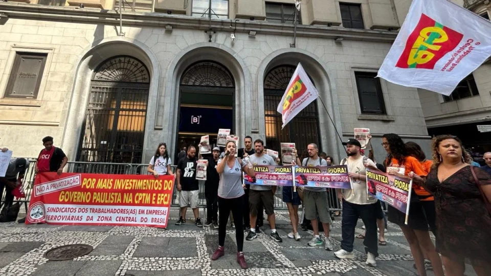 Às vésperas de greve, ferroviários protestam contra privatização da CPTM