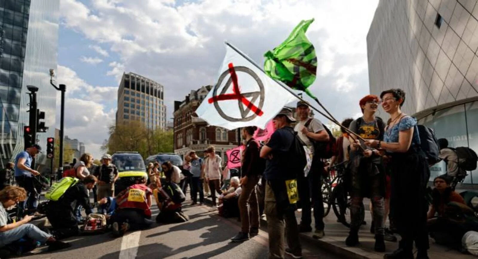 Pessoas manifestando na rua de Londres em 2024 para exigir o fim imediato de novas infraestruturas ligadas aos combustíveis fósseis. Imagem: reprodução. 