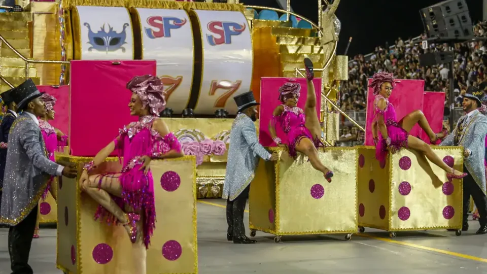 Rosas de Ouro é campeã do carnaval de São Paulo em 2025; veja a classificação