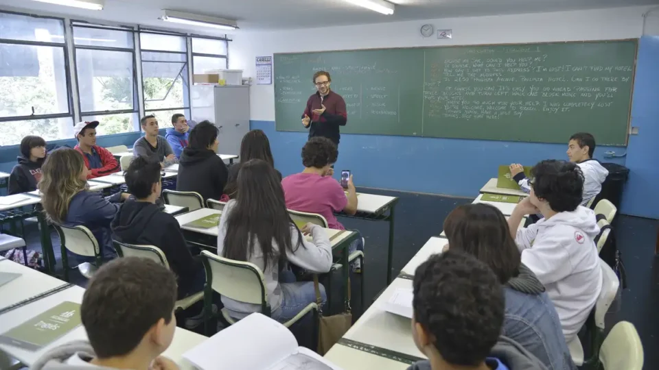Promotoria entra com ação para que Tarcísio recomponha quadro de professores em SP