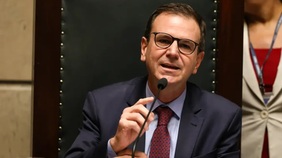 Paes sanciona projeto que obriga hospitais a colocarem cartazes contra aborto legal no Rio