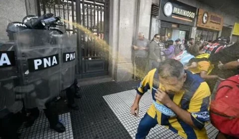 Marcha de aposentados contra Milei recebe apoio de torcedores e termina em confrontos