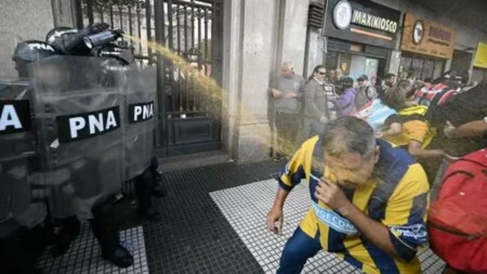 Marcha de aposentados contra Milei recebe apoio de torcedores e termina em confrontos