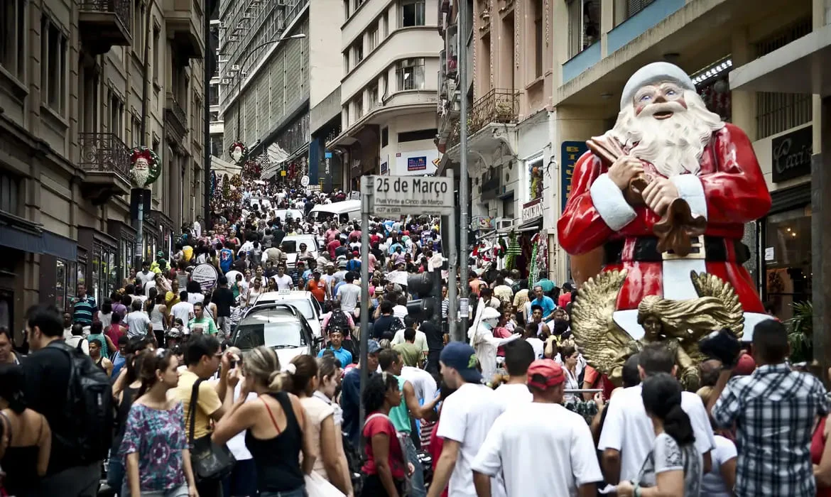 25 de março natal Datas comemorativas, como o Natal, levam milhões de brasileiros às compras. Foto: Marcelo Camargo / Agência Brasil