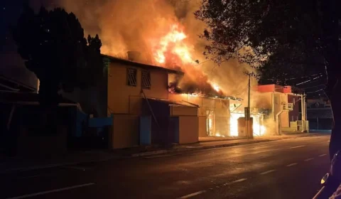 Homem incendeia sofá em casa de acolhimento e deixa quatro mortos