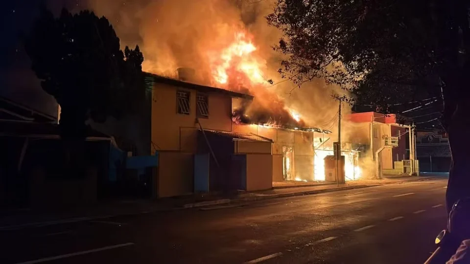 Homem incendeia sofá em casa de acolhimento e deixa quatro mortos