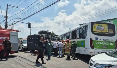 Blindado da PM atinge ônibus em Cordovil e deixa 12 feridos no RJ