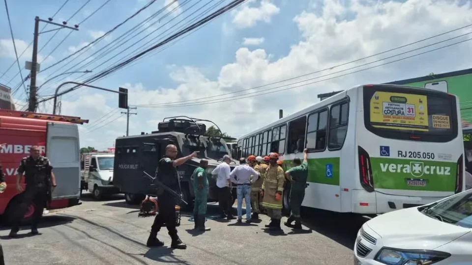 Blindado da PM atinge ônibus em Cordovil e deixa 12 feridos no RJ
