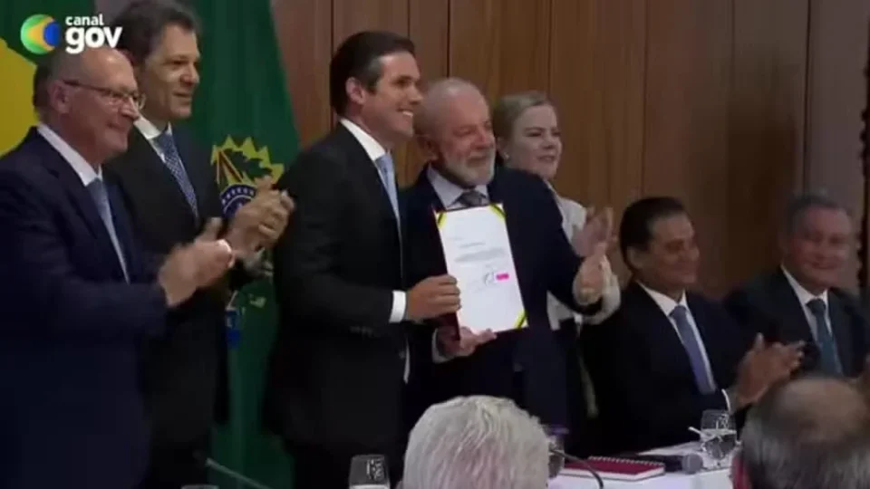Lula assina projeto de isenção do IR para R$ 5 mil mensais; entenda ponto a ponto